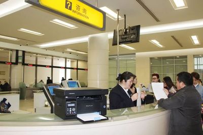 上海公安大調(diào)研 出入境大廳新增智能小機(jī)器，便民服務(wù)再升級(jí)
